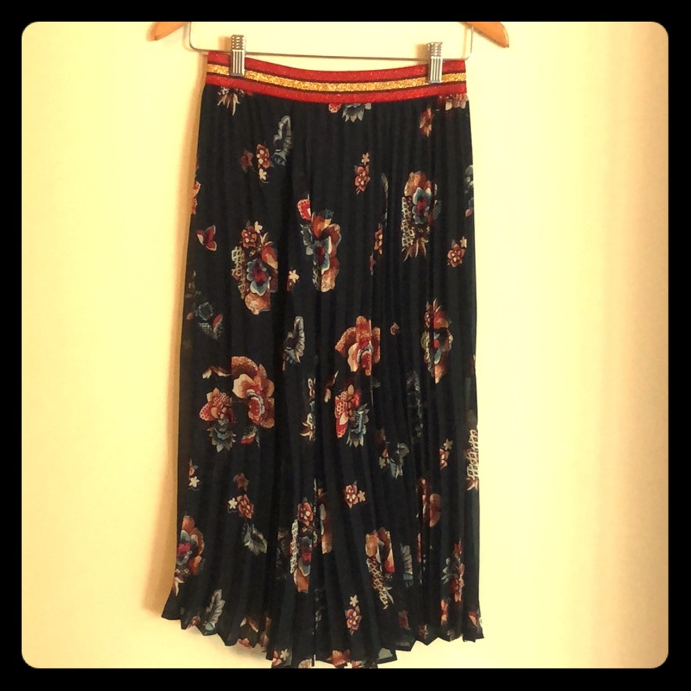 Pleated midi skirt with flowers.